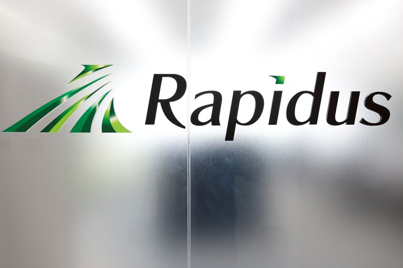 Rapidus由豐田汽車、電裝、鎧俠、索尼、軟銀、NTT、日本電氣、三菱UFJ銀行等八家企業合資73億日圓，國家補助3300億日圓。路透