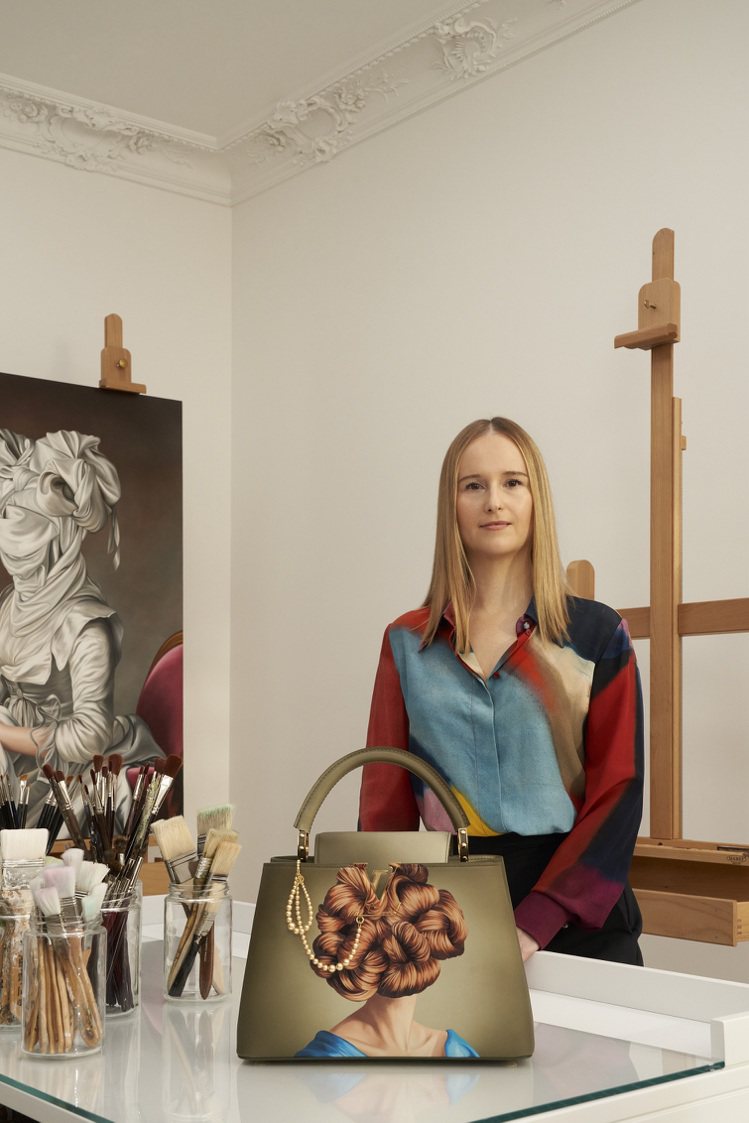 波蘭畫家Ewa Juszkiewicz創作的Artycapucines包款將其2021年所創作的超現實主義作品《Ginger Locks》重現於包包上。圖／路易威登提供