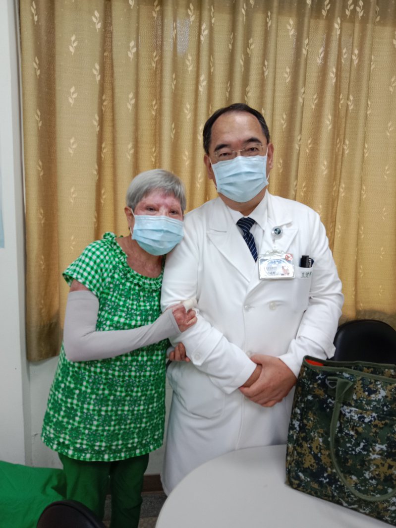 作者媽媽(左)感謝花蓮慈濟醫院整形外科醫師王健興細心照顧。圖／王素芳提供