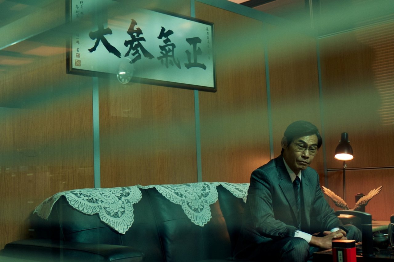 硬底子演員夏靖庭在《美食無間》飾演老謀深算的刑事局局長莊其森，令人猜不透。圖／發起日影視提供