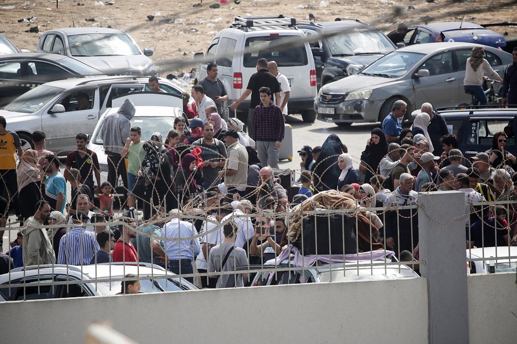 在拉法等待的雙重國籍巴勒斯坦人。 圖／歐新社