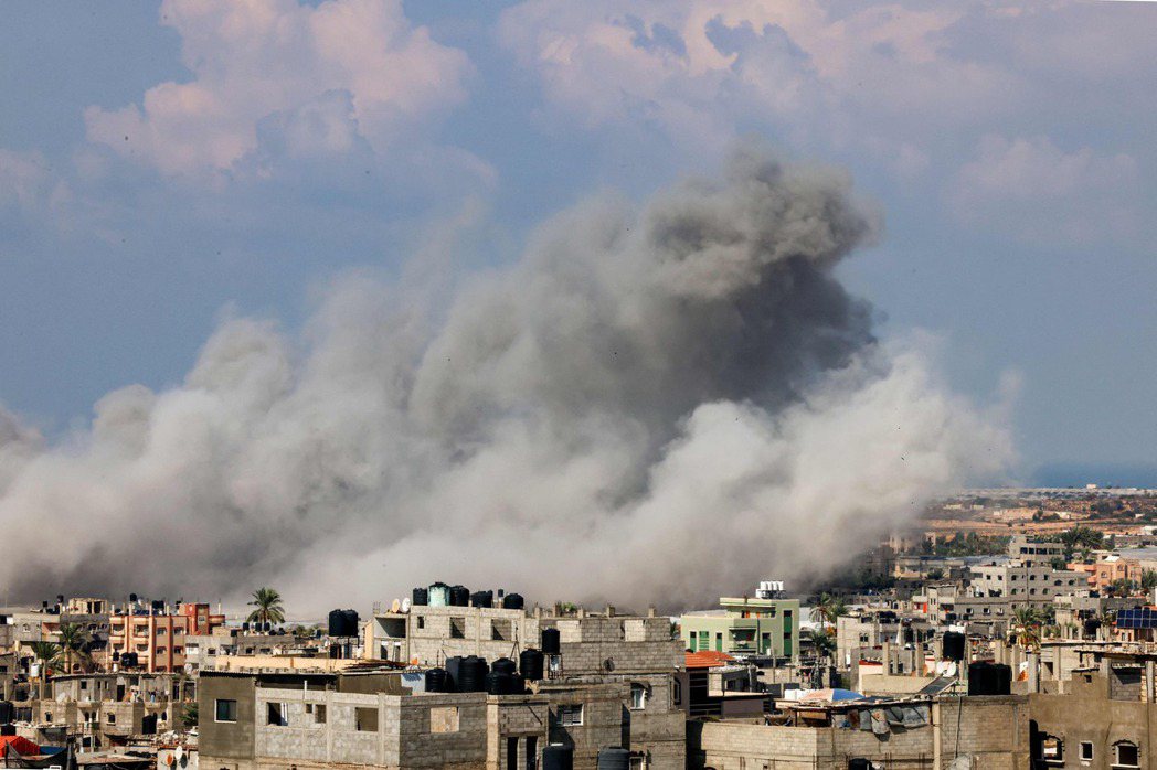 2023年10月16日，以色列空襲加薩走廊南部拉法，城市上空濃煙滾滾。 圖／法新...