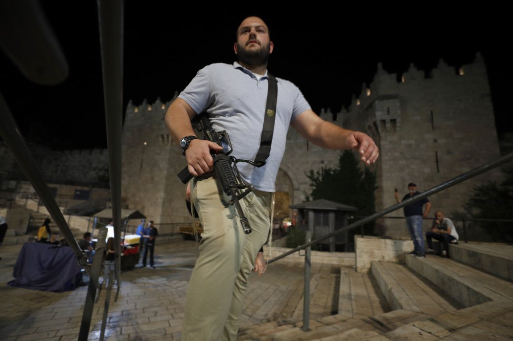 在以色列，猶太屯墾者可以合法公開攜帶武器，包括全自動與半自動機槍。圖為一名屯墾者...