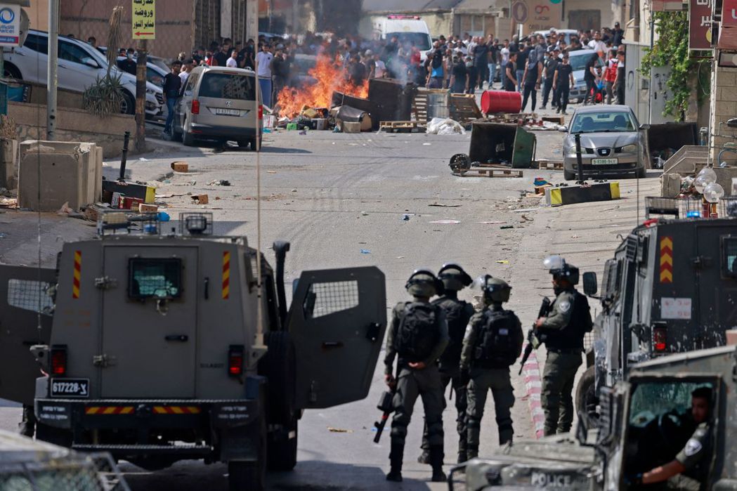 10月16日約旦河西岸，以色列軍隊與巴勒斯坦示威群眾在街頭對峙。隨著加薩戰事升溫...