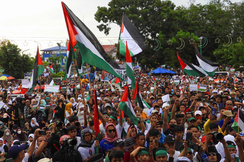 圖為菲律賓南部的民眾進行集會，抗議以色列轟炸加薩走廊。法新社