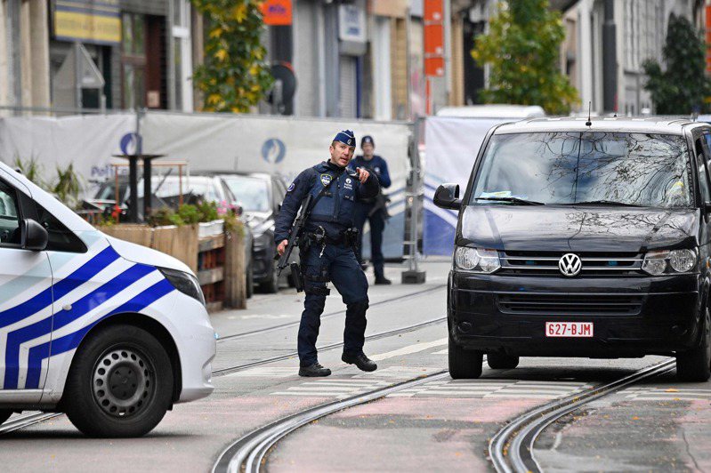 比利時警方今天開槍擊斃1名突尼西亞籍極端分子，他被控昨晚在布魯塞爾街頭明目張膽地開槍擊斃2名瑞典足球迷。法新社