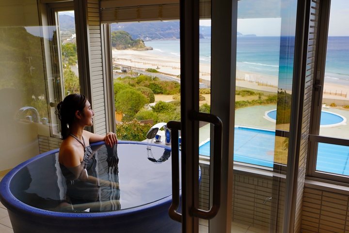 自房內浴池能夠直接眺望白濱海岸，享受海天一線絕景。　圖：伊豆急飯店／來源