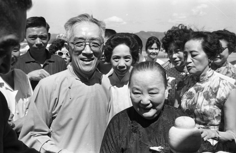 1961年10月18日，胡適博士夫人江冬秀（前左二）自美返台，胡適博士（前左一）到機場迎接。圖／聯合報系資料照片