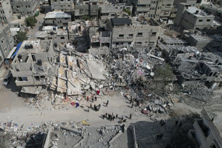 加薩走郎中部的努賽拉特（Nuseirat）難民營16日遭以色列空襲，建築物全毀。美聯社