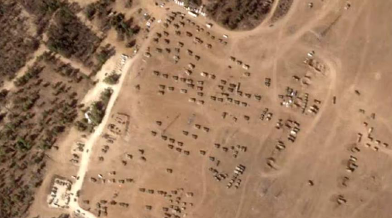 美國衛星影像分析顯示，以色列約400輛汽車聚集在接壤加薩邊境。圖取自Planet Labs Inc