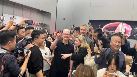 蘋果CEO庫克在成都太古里的Apple門店與消費者互動。 （圖／中國日報微博）