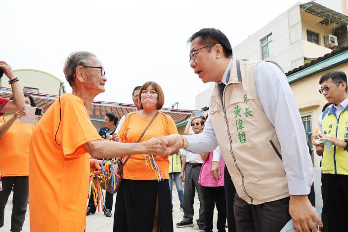 台南市政府慶祝重陽節，市長黃偉哲今天拜訪佳里區102歲林楊鬱。圖／台南市社會局提供