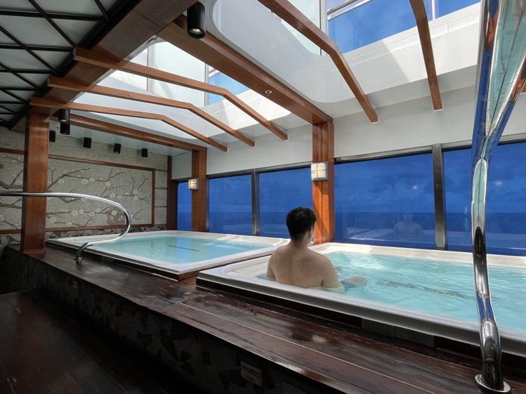 海上的日式浴場，安靜悠閒，是領會海洋之美的另一選項。記者羅建怡/攝影