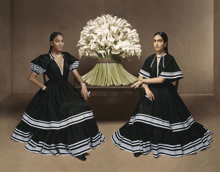 以墨西哥傳統服裝huipial為藍本，衝新詮釋的洋裝，傘狀蝴蝶袖賦予整體更具女人味的線條，以當代設計連結傳統文化。圖／DIOR提供
