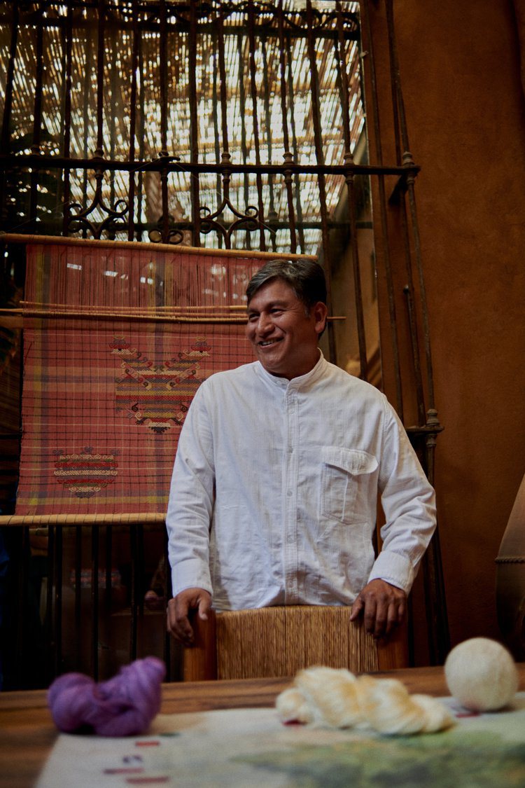Remigio Mestas是一位編織工匠，致力推廣手工編織品。他出生於墨西哥瓦哈卡州（Oaxaca）的伊達爾戈（Villa Hidalgo Yalag），年輕時已熟稔背帶織機技術，並將一生奉獻給瓦哈卡織物的知識收集與傳承。他在當地開設數家手工織品店，也因其對傳統工藝的推廣，在家鄉被奉為最具影響力與備受尊崇的人物之一。Dior 2024早春度假系列中，他負責監督創作四件傳統huipils服飾，展示了數種原住民獨有的編織、染色和刺繡技術。圖／DIOR提供