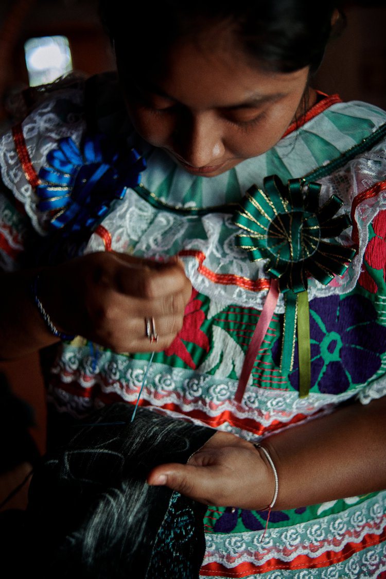 Dior 2024早春度假系列體現墨西哥工藝特色，多件作品與當地工匠合作，成了探索的場域，展示各個原住民部族打造的工藝作品。圖／DIOR提供