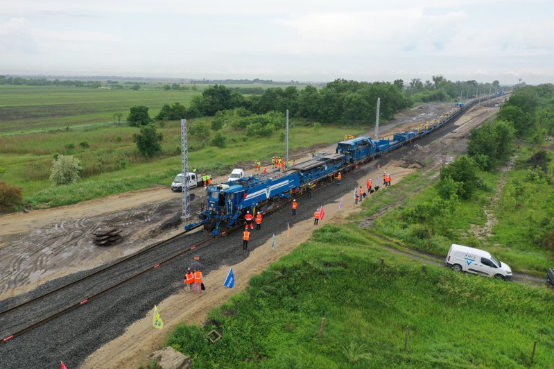 「匈塞鐵路」匈牙利段今年五月起全面進入鋪軌施工階段。圖為孔聖米克洛什-陶什站施工現場。新華社