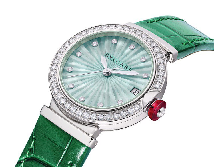 Lvcea綠色珍珠母貝鑽表，精鋼、33毫米、自動上鍊機芯、marquetry木工鑲嵌綠色珍珠母貝面盤，價格店洽。圖／寶格麗提供