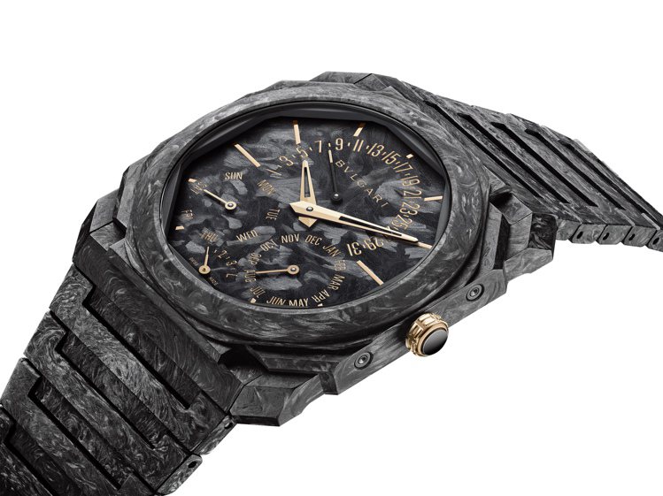 Octo Finissimo超薄萬年曆碳金腕表，40毫米、鍛造碳表殼與面盤，面盤並使用玫瑰金時標與指針，自製自動上鍊萬年曆機芯，價格店洽。圖／寶格麗提供