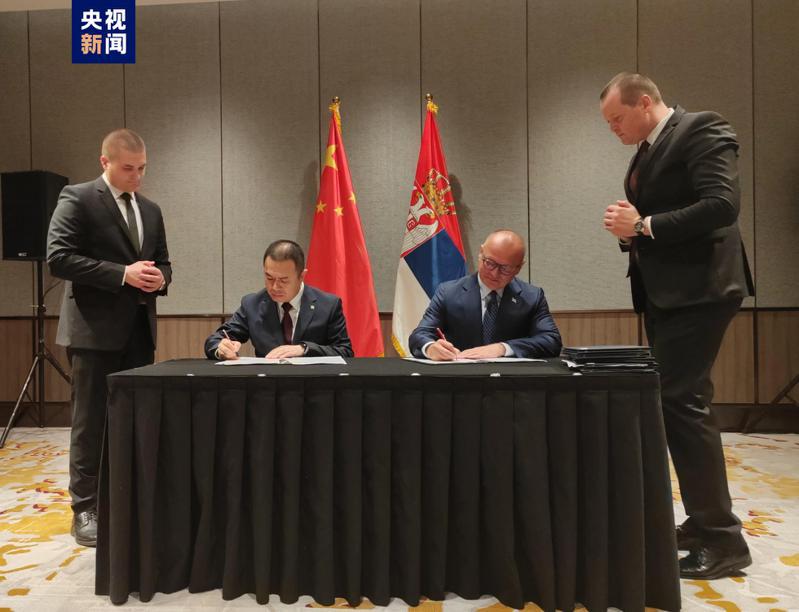 中國中車旗下中車長客與塞爾維亞建設、交通和基礎設施部17日在一帶一路峰會期間正式簽署塞爾維亞高速動車組車輛採購商務合約。圖／取自央視