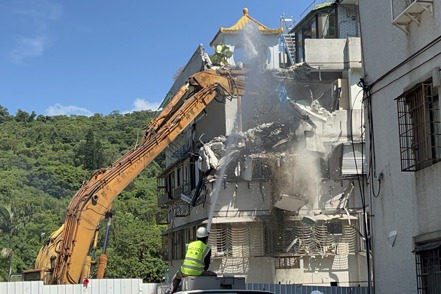 北市建案「基泰大直」施工造成鄰宅坍陷，危樓部分於9月26日始進行拆除作業。 圖／聯合報系資料照片