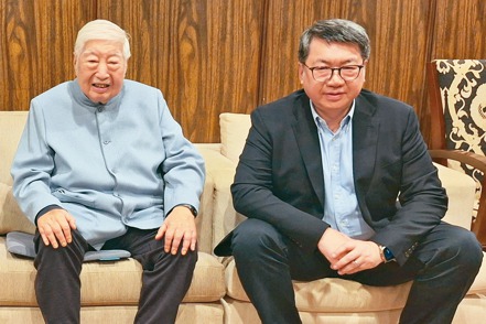 南僑會長陳飛龍（左）與南僑投控執行副總裁陳正文（右）暢談烘焙市場前景。記者何秀玲／攝影