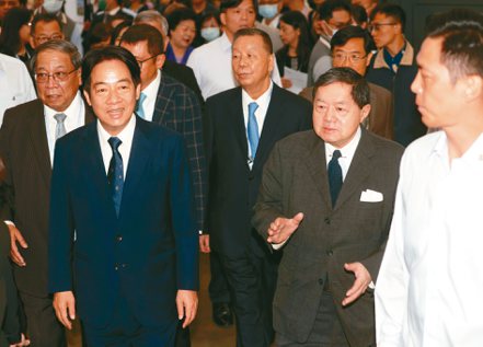 第27屆台北紡織展昨天盛大登場，副總統賴清德（左二）與遠東集團董事長徐旭東（右二）等出席開幕典禮。記者曾吉松／攝影