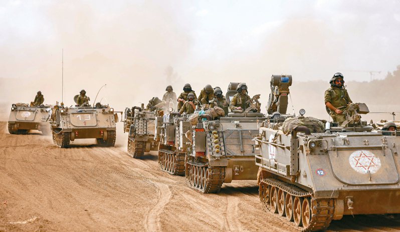 以國裝甲運兵車 巡邏加薩邊境 以色列裝甲運兵車十七日在加薩邊境周遭巡邏。以色列政府日前下令加薩北部民眾南遷，料將對加薩發動地面攻擊。（歐新社）