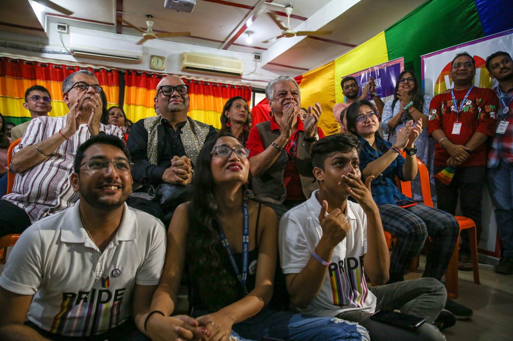 10月17日印度最高法院裁定駁回同性婚姻合法化，圖為等待裁決結果的性少數群體。 ...
