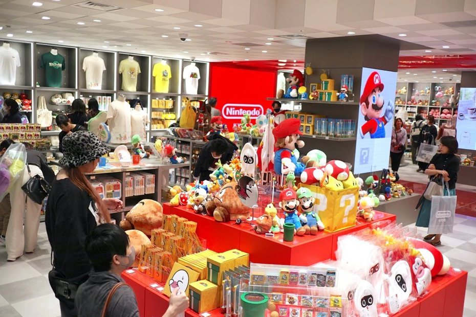 任天堂開幕第3家位在京都的「Nintendo KYOTO」直營店，吸引不少任天堂粉絲朝聖。（翻攝自任天堂官網、任天堂的X社群平台）