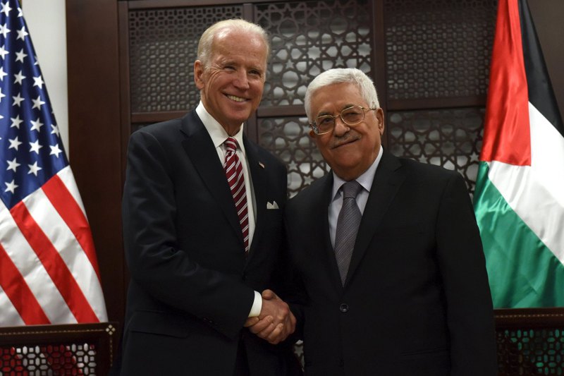 美國總統拜登（左）18日訪問以色列前夕，加薩醫院遭空襲，巴勒斯坦自治政府主席阿巴斯（右）取消與拜登會面，約旦四方峰會也告吹。路透資料照