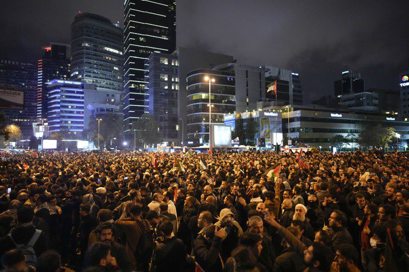 民眾聚集在土耳其的以色列領事館外抗議。 美聯社