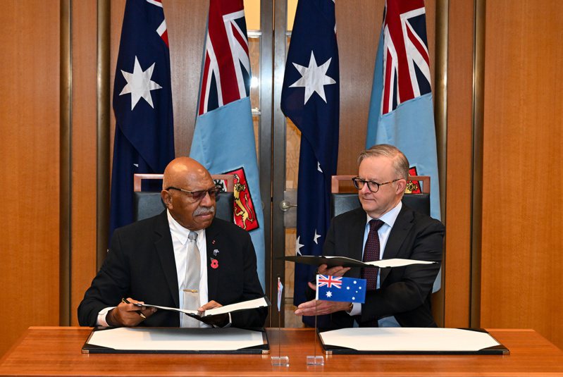 圖為斐濟總理拉布卡（左）與澳洲總理艾班尼斯（右）。歐新社
