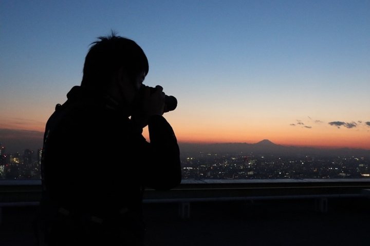 ▲只要事前搶票，遊客就有機會從標高227公尺的高樓頂端眺望無阻礙的鑽石富士美景。　圖：Sunshine City／來源