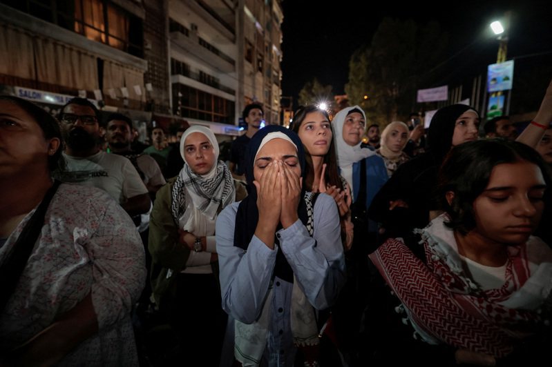 加薩Al-Ahli阿拉伯醫院17日發生大爆炸，數百人死亡，哈瑪斯與以色列互指是對方所為，使整個中東地區緊張升高。圖為爆炸發生後，巴勒斯坦民眾哀慟並祈禱。路透