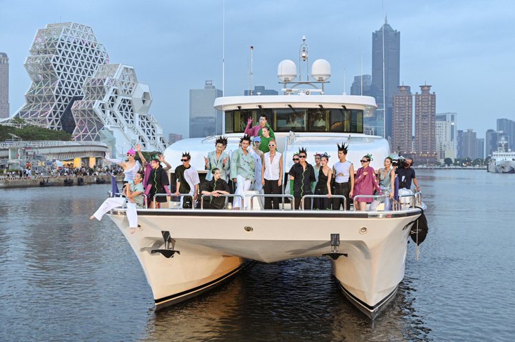 #DAMUR於台北時裝周期間發表2024春夏新裝，並特別移師高雄於遊艇上辦秀。圖／台北時裝周提供