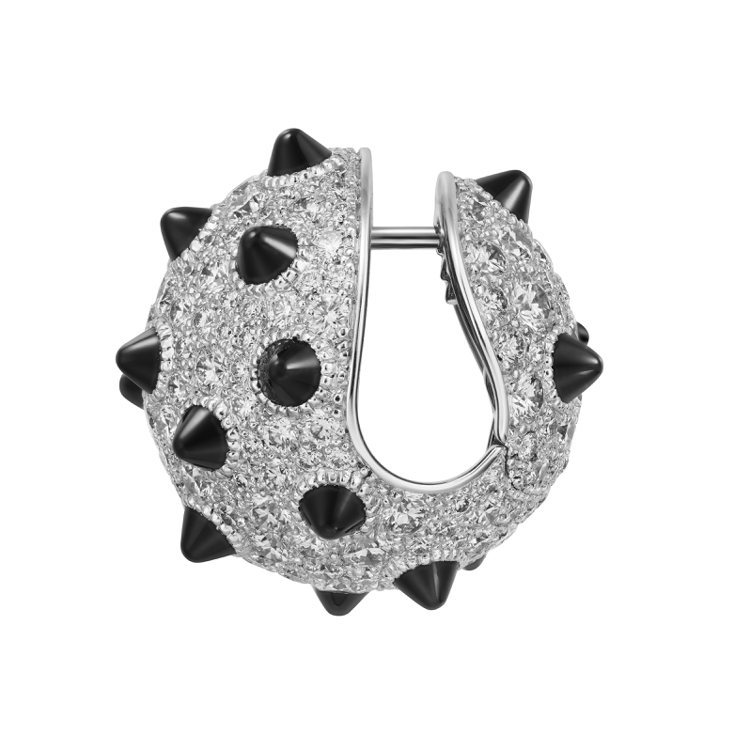 CLASH [UN]LIMITED耳環中型款，白K金鑲嵌圓形明亮式切割鑽石和縞瑪瑙，約108萬元。圖／卡地亞提供