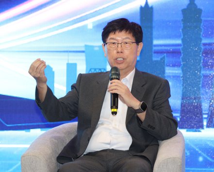 鴻海董事長劉揚偉今天表示，中國遲早會開放電動車外包製造市場，一旦時機成熟，鴻海將在當地建置生產製造能力。 記者林澔一／攝影