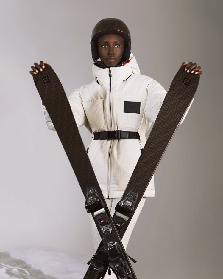 FENDI 2023滑雪系列女士滑雪服滑雪夾克，採用優質消費後再生聚酯紗線製成，這種紗線可再生利用海洋廢棄物和陸地塑膠。圖／FENDI提供