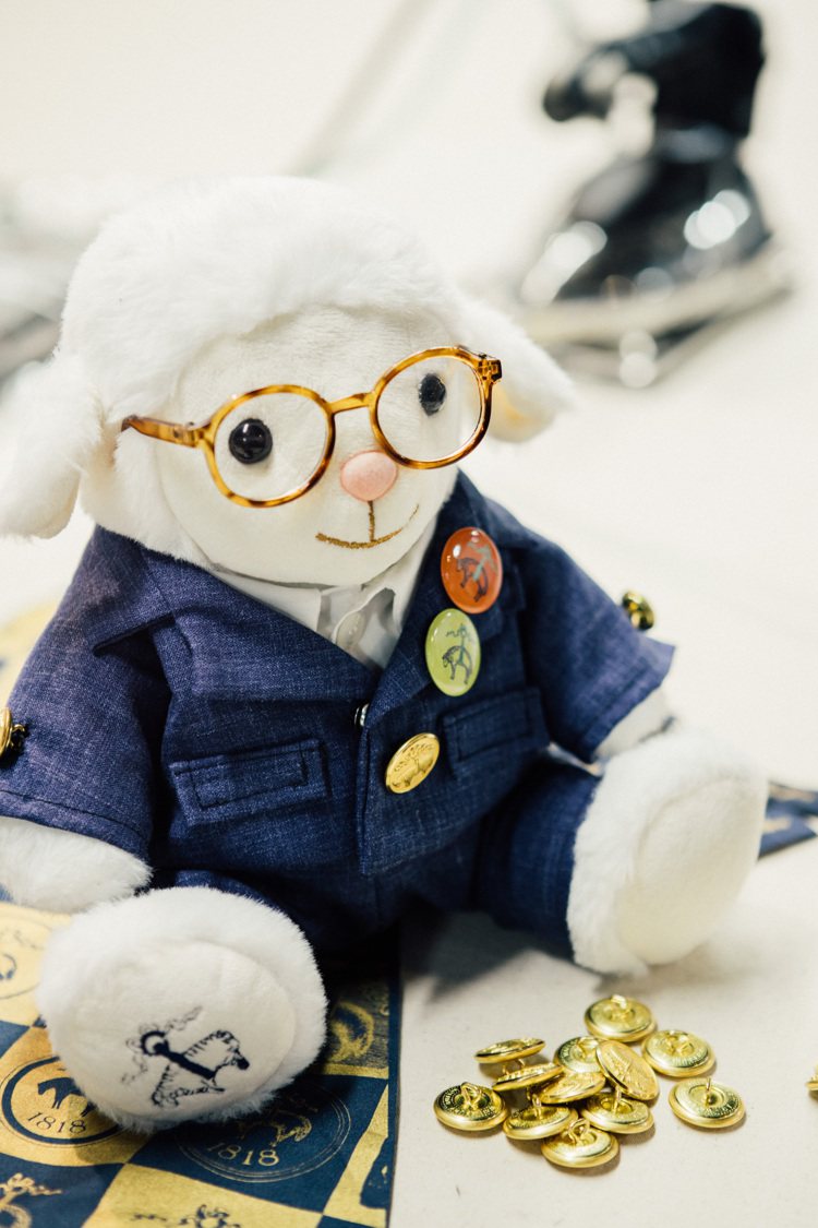 Brooks Brothers迎接205周年的限量紀念小羊，以品牌回收布料加上手工製作而成，並穿上品牌多款經典單品。圖／Brooks Brothers提供