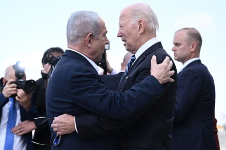 以色列總理內唐亞胡（左）18日在特拉維夫班古里昂國際機場迎接來訪的美國總統拜登（右二）。法新社