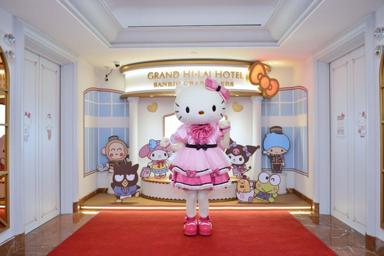 Hello Kitty在迎賓打卡區與遊客現場合影。圖／高雄漢來提供