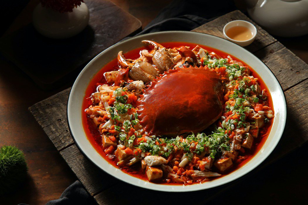 廣受饕客喜愛以及美食家推崇的「生拆膏蟹燴麻婆豆腐」。圖/晶華酒店提供