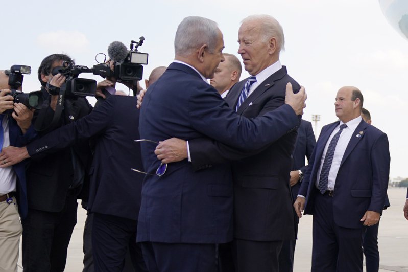 美國總統拜登（前右）18日訪問以色列，以國總理內唐亞胡（前左）在機場歡迎。美聯社