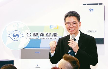台灣國際智慧能源周開幕，台塑新智能總經理劉慧啟介紹自家的積木型家用儲能系統。 記者林澔一／攝影