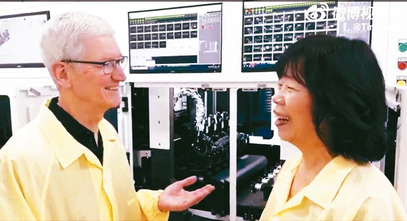 蘋果CEO庫克（左）18 日出現在立訊精密位於浙江嘉善的工廠，這家工廠主要生產 Apple Watch。立訊精密董事長王來春（右）陪同參觀。 庫克微博視頻號截圖
