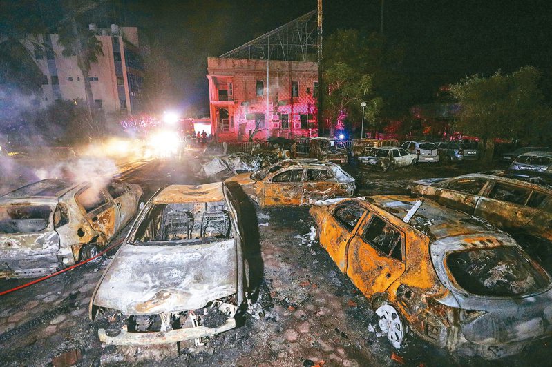 加薩市的阿里阿拉伯醫院十七日遇襲，現場多輛汽車受損，巴勒斯坦官員指稱有數百人在事件中罹難。（歐新社）