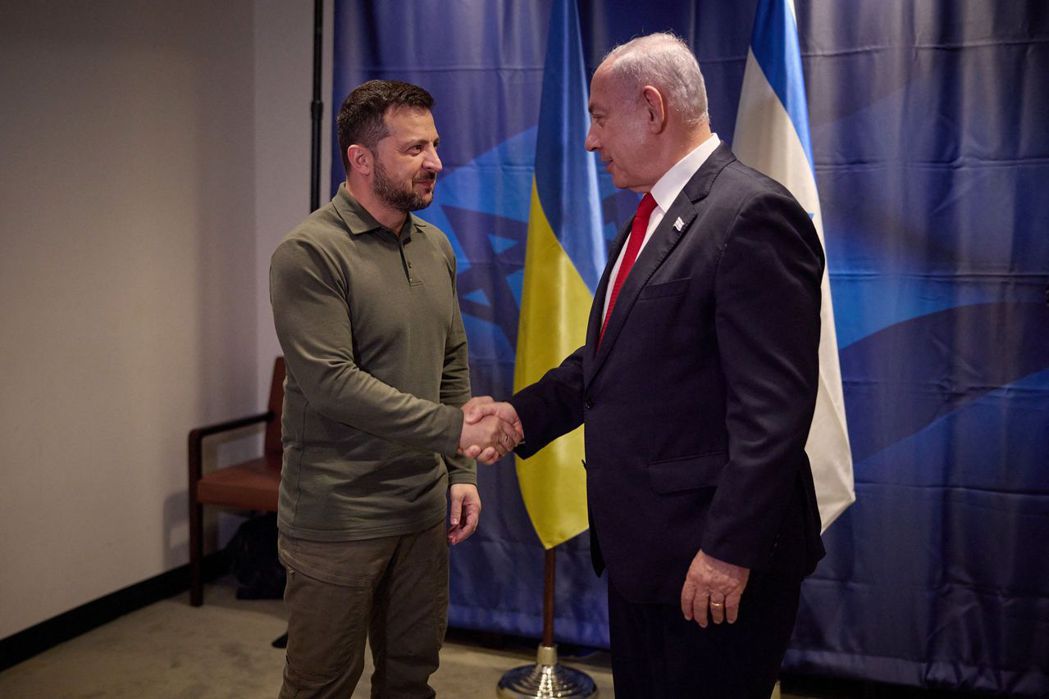 烏克蘭總統澤倫斯基（左）自身為猶太裔，長期支持以色列的生存戰略。圖為今年9月聯合...