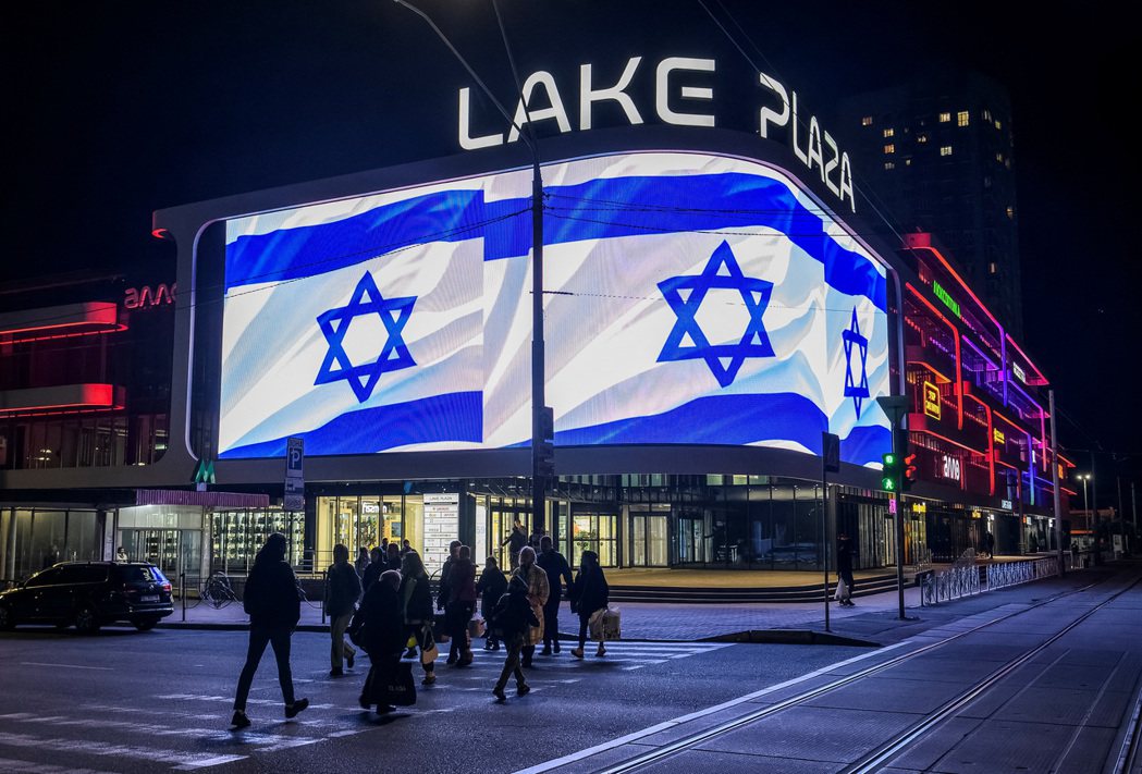 烏克蘭首都基輔街頭，廣告招牌放上了以色列國旗以表支持。以色列與烏克蘭關係緊密，但...