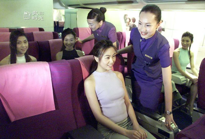 「當港姐與空姐有什麼不一樣？」本屆香港小姐一行昨天參訪中華航空公司，在空服員訓練課程中，充當旅客，接受空姐的溫馨接待。圖／聯合報系資料照（2001/08/30　林俊良攝影）